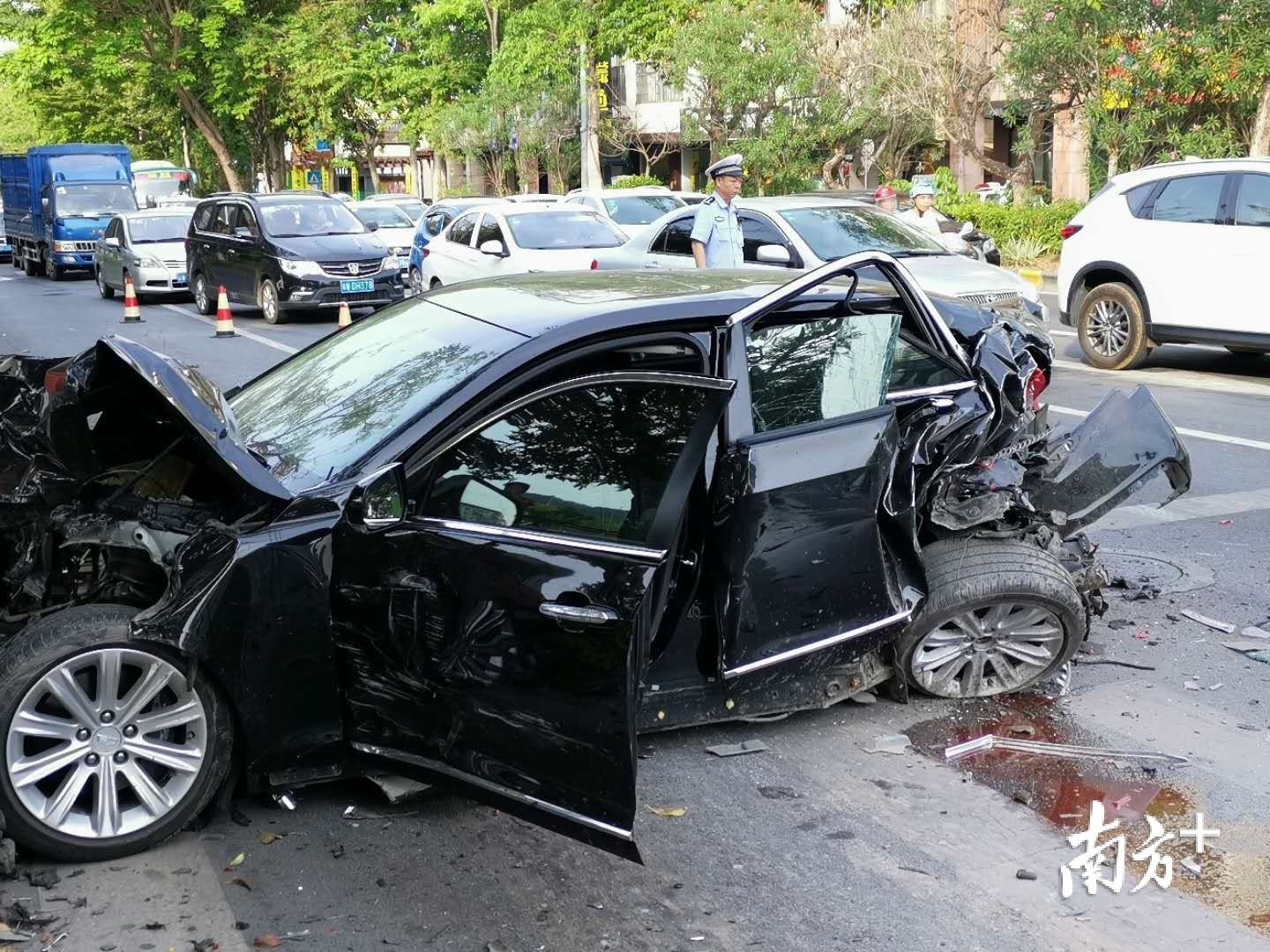  浮云|突发！云浮云城凤凰来仪处四车连环相撞
