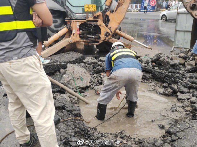 爆裂|天津 津滨大道上发生自来水大量跑冒 爆裂水管直径为400毫米