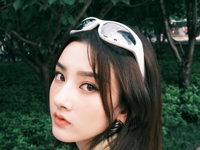  不合|宋祖儿不好好穿衣服，露腰背心大秀香肩美得过分，不合常理