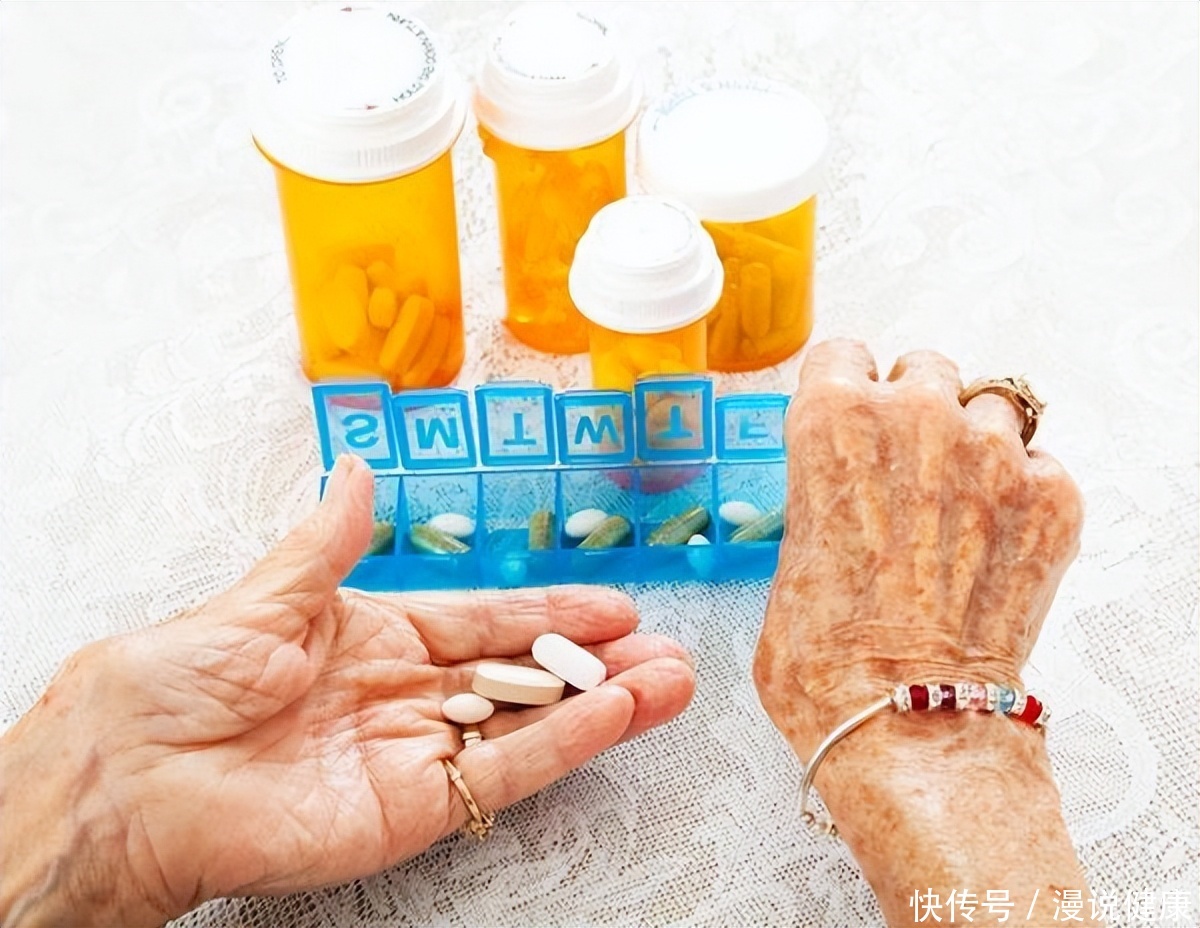 预防骨质疏松应该补钙还是维d(吃维D能预防骨质疏松吗？要想骨骼更健康，建议可得做好这4件事)