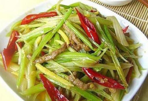 火爆|美食优选:杏鲍菇炒蒜薹,泡椒牛肉,凉拌猪耳朵,火爆猪肝的做法