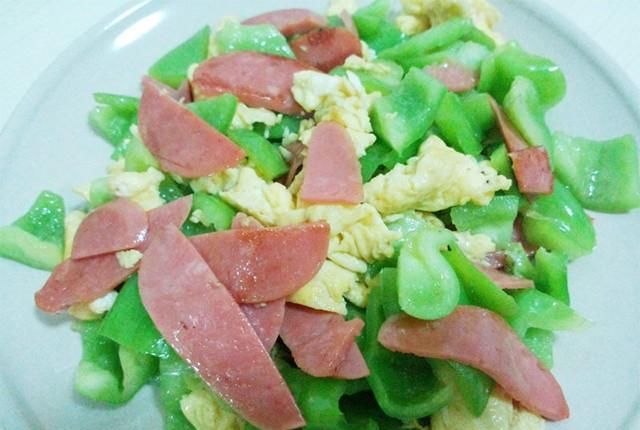  鸡蛋打入碗|青椒炒鸡蛋的12种做法，黄绿搭配色彩美观，口味鲜香营养丰富
