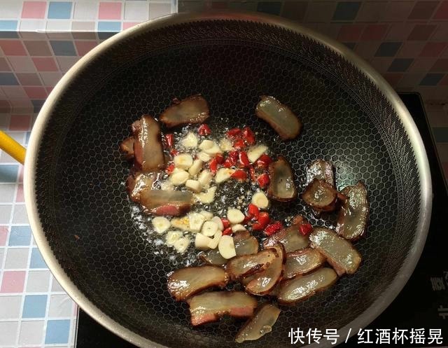  应季|腊肉和它是天生一对，把它们炒一起，又香又下饭，连吃3天都不腻