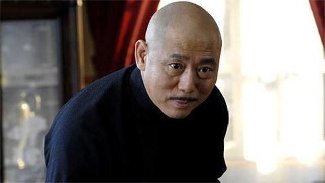  年代|服装厂工人经商成富豪，90年代身家过亿，却不愿借钱让儿子买房