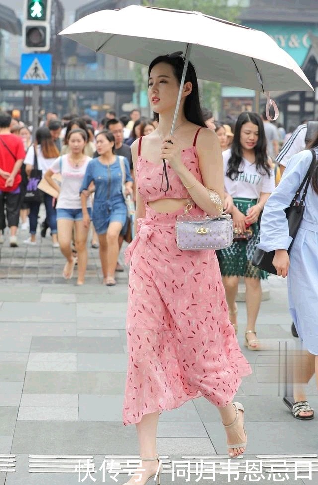 可爱|街拍:粉色连衣裙,设计新颖,甜美可爱