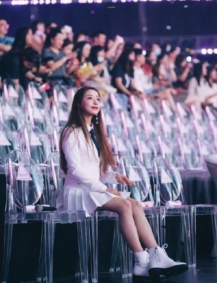  姜贞羽|创造营靠颜值占据热搜第一的姜贞羽，新综艺路透惊鸿一瞥惊艳到我