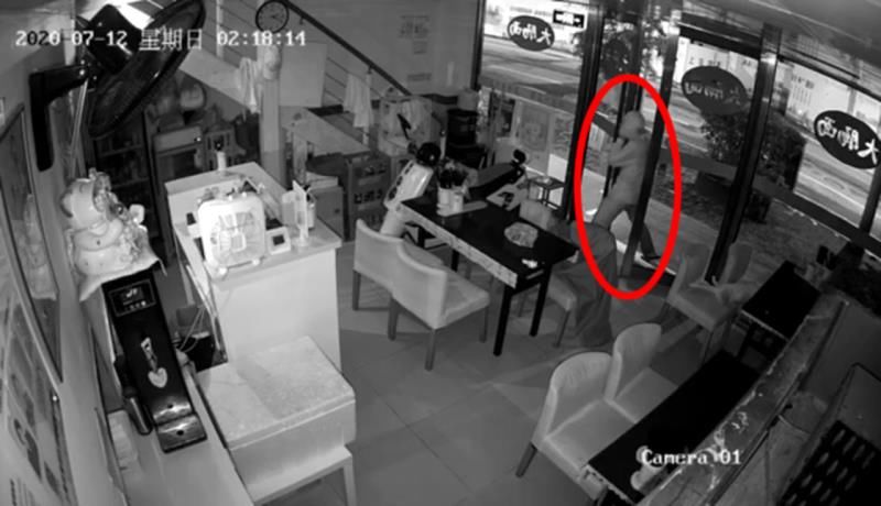 嚣张|小偷夜闯打烊面馆，得手后还和看店猫咪嚣张互动……