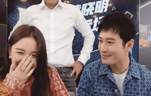 追星|雪梨与黄晓明同框直播，面带羞涩完全不敢对视，已婚妈妈秒变追星少女