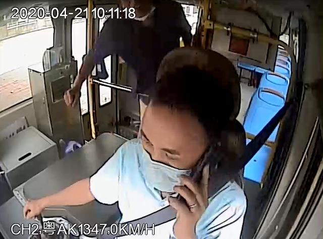  车窗|过分！男子捶打开车中的司机16次，还砸碎车窗