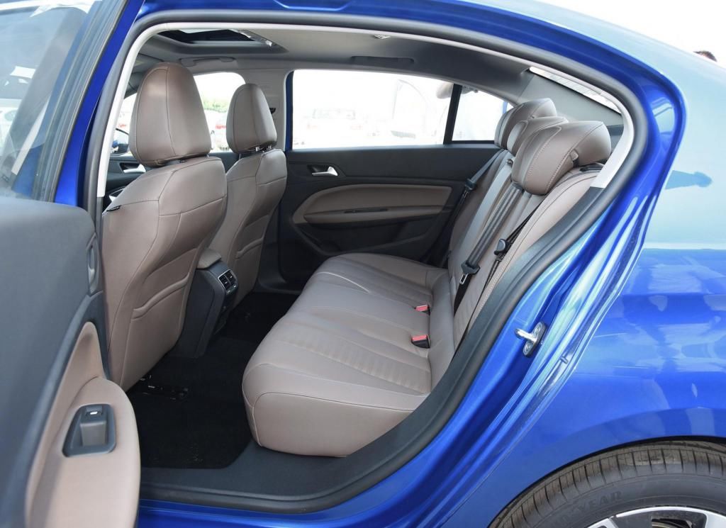 整车|被国人忽略的法系车，底盘和德系一样稳健，油耗5.8L，11.97万起