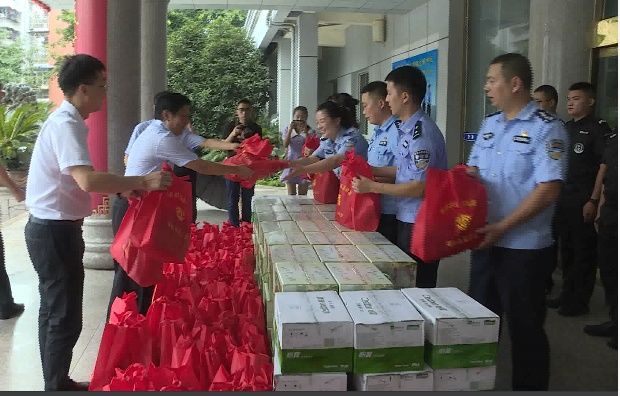  竟然|啥操作？今天下午的南充嘉陵这几个领导竟然给这些人送起了礼物！