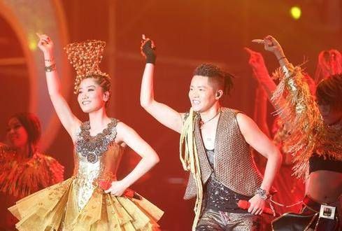  传奇|凤凰传奇就女的会唱歌？男的只会呦呦切克闹，嘉宾吐槽人土歌土