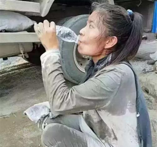  中开|张方方：三年前的水泥妹，通过卖惨成为网红，现实中开豪车住洋房