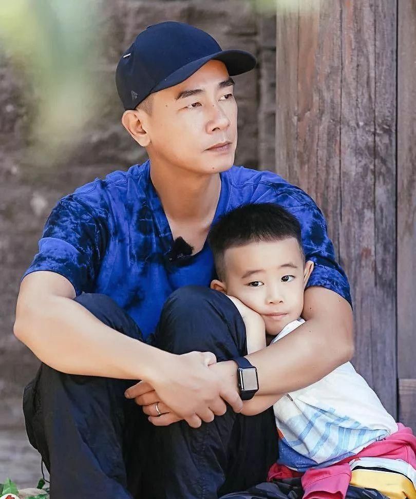  陈小春|他是我们熟知的“山鸡陈小春”，曾经因为三千块，抱憾终生！