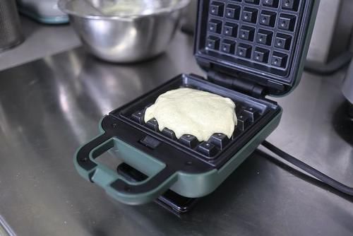  小吃|用1个鸡蛋半碗面，做2人美味早餐小吃，酥香软嫩的华夫饼并不难