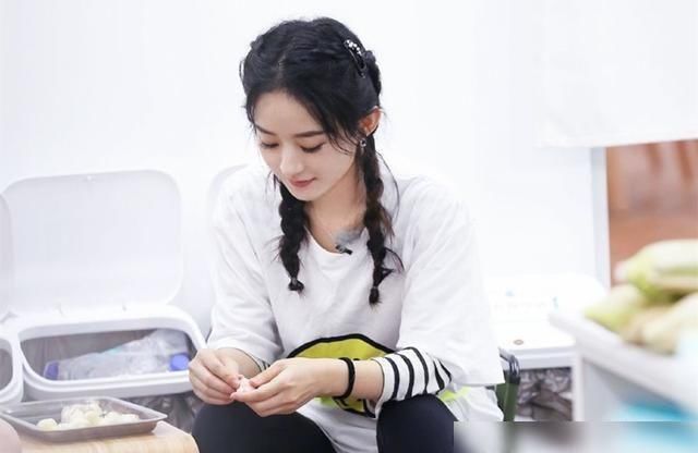  不少|赵丽颖吃饭用筷子翻菜引热议，被嘲素质不高，是恶意剪辑还是习惯？