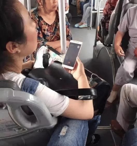  别人单位|“跟领导一起去办事，刚进人家单位手机摄像头就被贴上了？”哈哈哈啥道理？