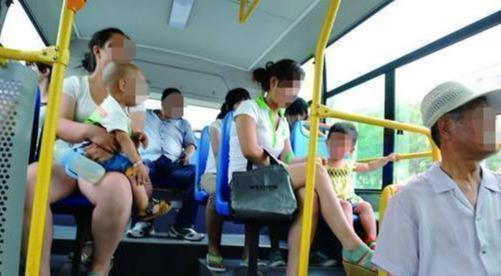 妈妈|公交车上男孩大哭大闹，“妈妈”却不闻不问，乘客的质问救了孩子