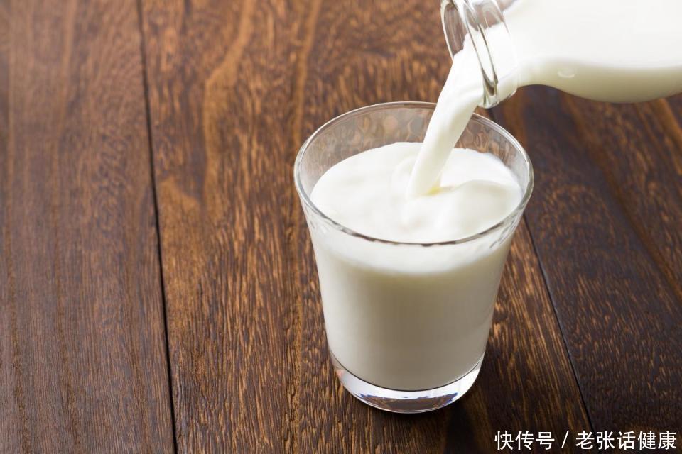 糖尿病喝牛奶升血糖吗(喝牛奶是升血糖，还是降血糖？糖尿病患者能不能喝牛奶？早做了解)