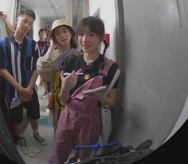  上头|赵丽颖《中餐厅》现场宠粉频互动，新造型超甜，粉丝大呼：太上头