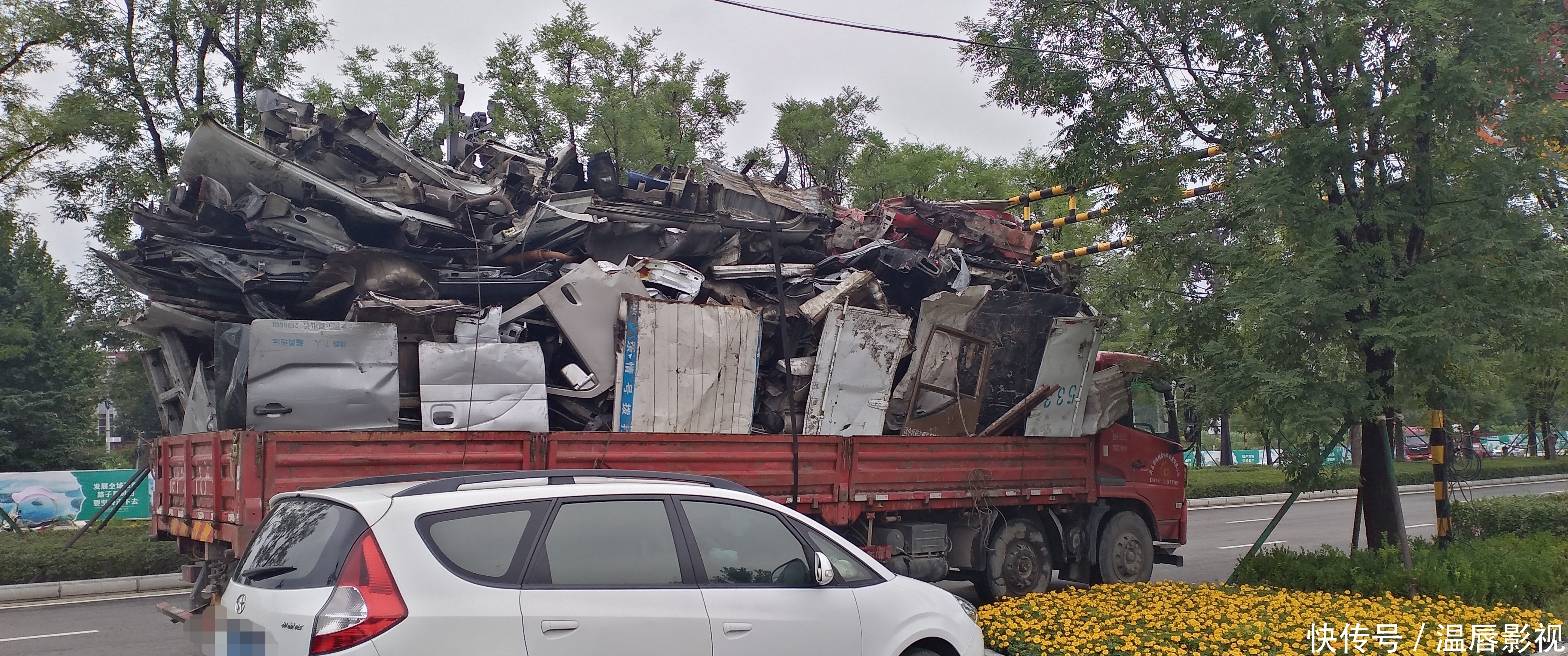  高度|因载货高度超高：一辆货车撞上道路限高架，幸亏司机果断停车才避免了一场交通事故
