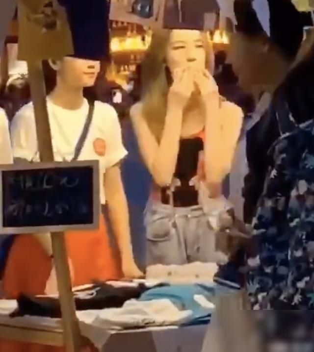 接地|李嫣太接地气了，一头金发现身街头摆地摊，路人纷纷上前合影留念