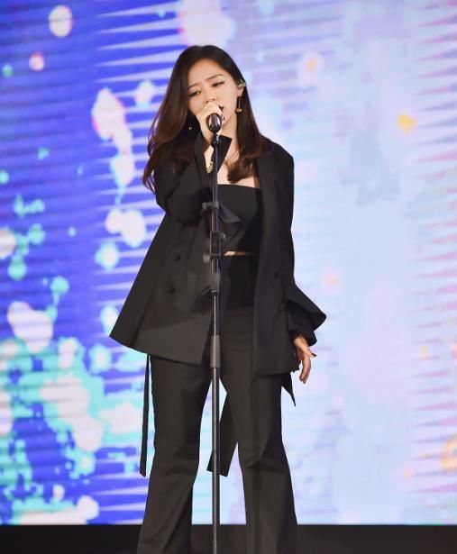  牛仔裤|张靓颖“三七比例”抢镜，黑上衣配高腰牛仔裤，腰线挺高真显腿长