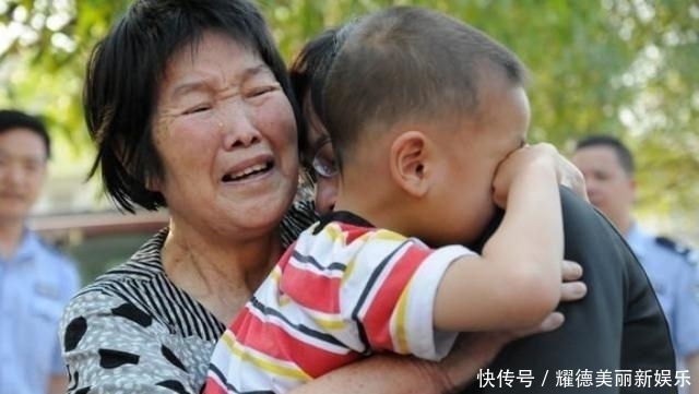  警察|小女孩在商场迷路，被路人问出她爸爸的名字后，警察叔叔笑哭了