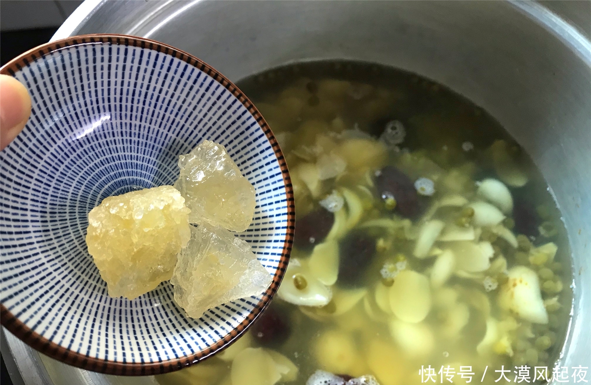 好喝|秋天,百合正当季,加两种食材一起煮,清甜润燥,便宜又好喝