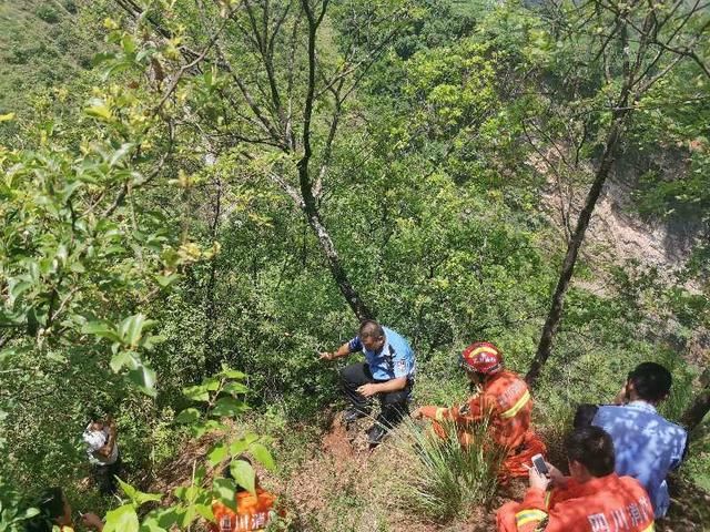 上山|男子上山游玩摔下悬崖 民警消防联合救援