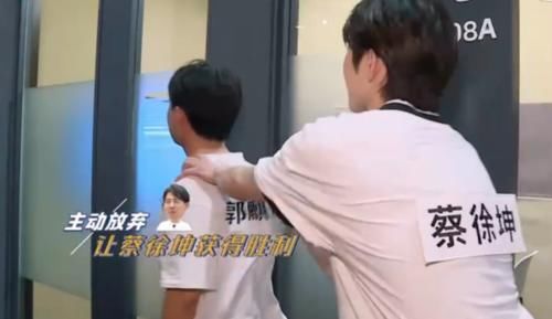 或许|蔡徐坤登台领奖时,谁注意到了baby浮夸的表情,导演组都没敢给其镜头