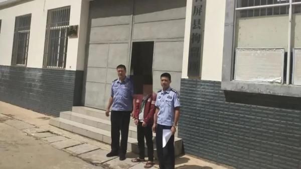 入住|惊悚!入住一宾馆,女子半夜醒来发现房里有个男子对着她笑