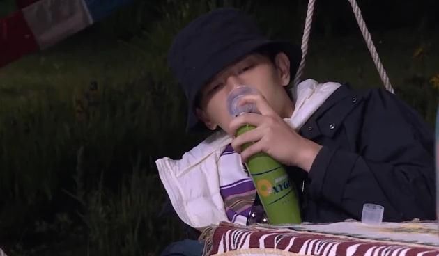  自觉|杨超越给邓伦夹菜，他下意识动作圈粉无数，网友：单身人士的自觉