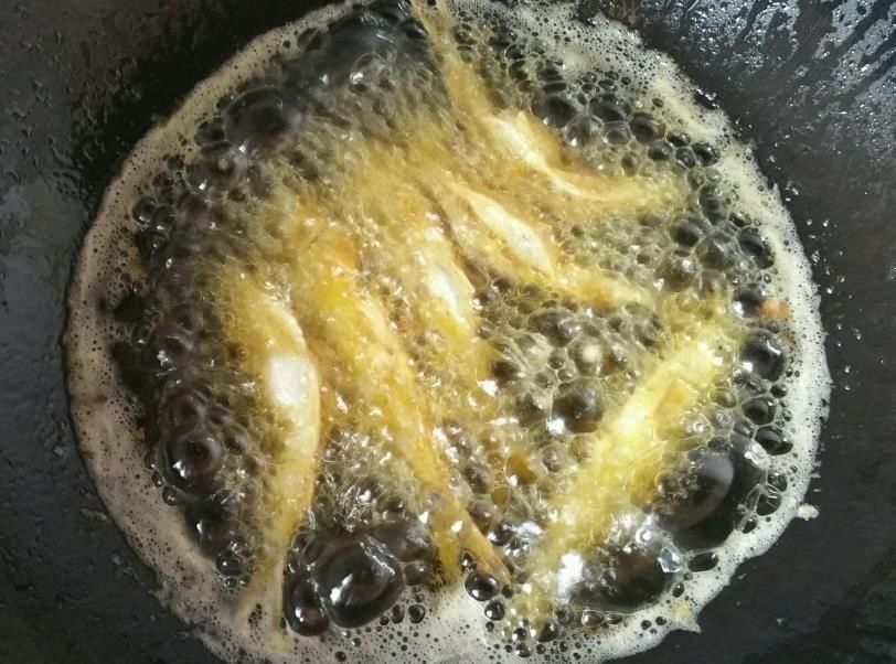 错粉|炸小鱼,应该裹面粉还是裹淀粉?很多人用错粉,难怪口感不够酥脆