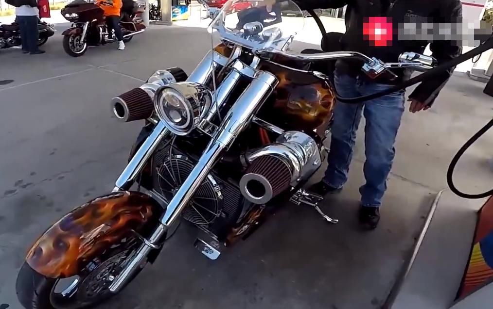  看点|加油站巧遇一台8缸摩托车，马力1200匹，车漆颜色很有看点