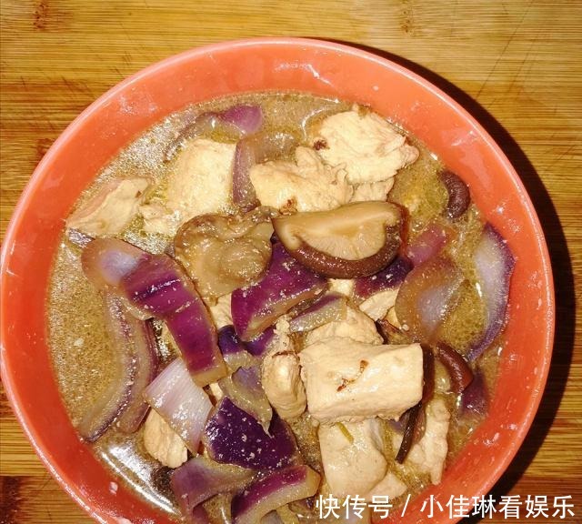 香菇|洋葱香菇烧鸡片,鲜香入味,超级下饭