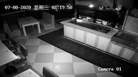 赶紧|惊了!他“缩骨”钻门缝,一夜连盗两家店!警方提醒:这种锁赶紧换!