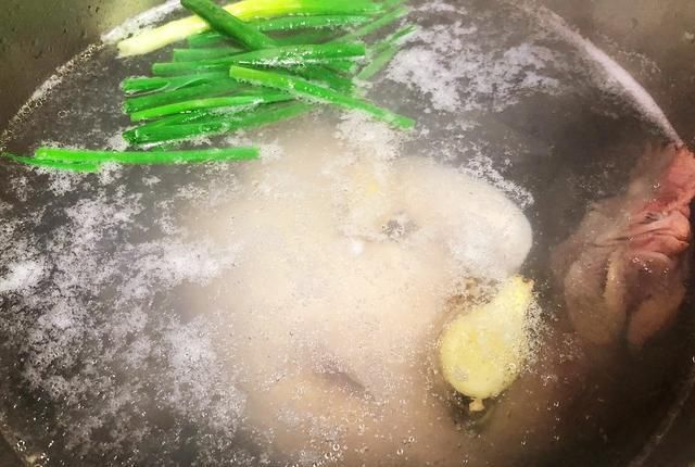  做法|买了很多年，现在才知道，熏鸡做法超简单，在家做干净又放心