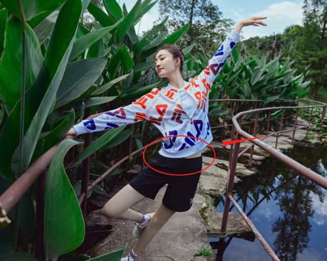  绑到|王丽坤晒运动写真，当她将上衣绑到腰间时，这腰围我没看错吧？