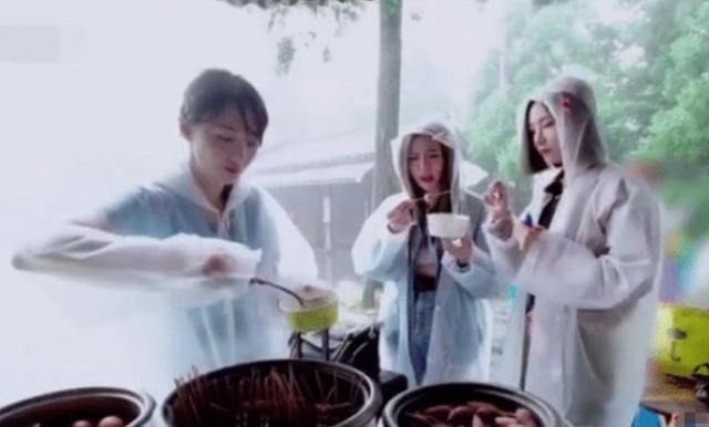 流口水|郑爽许佳琪谢可寅吃路边摊,“吃货三姐妹”上线,隔着屏幕流口水