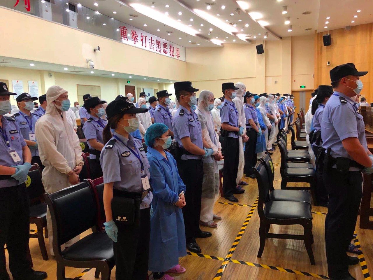  骗到|以“交友”“谈恋爱”“找工作”为由，将人骗到窝点实施抢劫，这58人抢劫罪被宣判