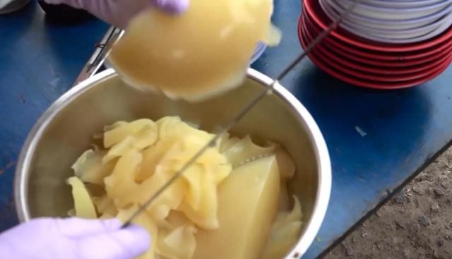 双庙凉粉|夫妻小镇上卖“炒果冻”,每天限量200碗,常有人驱车10里来排队