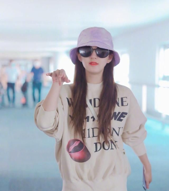  卫衣|喜欢穿“卫衣”的女生：建议避开7个穿搭误区，不然臃肿又显廉价