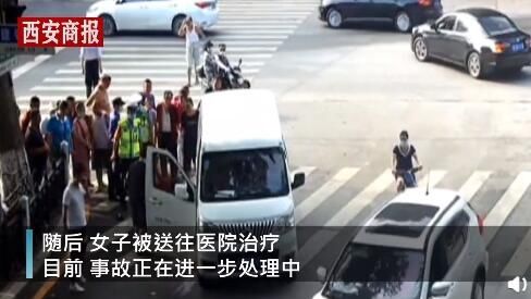  十多人|女子被卷入车下，民警一声吆喝叫来十多人，十秒抬车救人