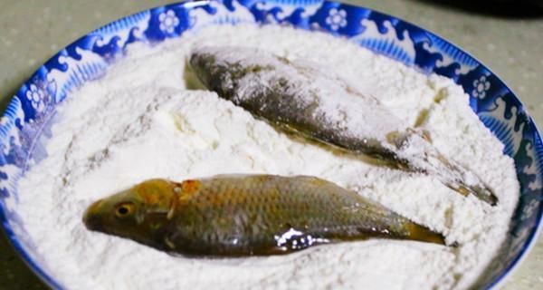  鱼肉|炸鱼时，裹淀粉还是面粉，裹对“粉”鱼肉才能外酥里嫩，又香又脆
