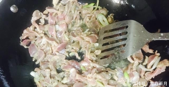  酸辣鸡杂|炒鸡杂时,需要焯水吗,很多人做错了,难怪鸡杂腥味重不滑嫩