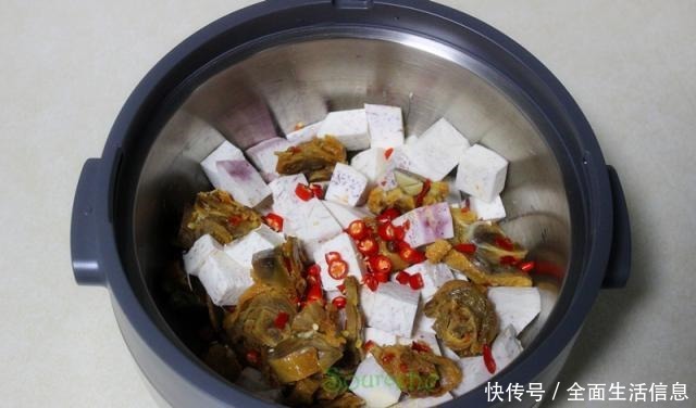 好吃|芋头加它,不放一滴油,没加一粒盐,麻辣咸香,出奇美味!