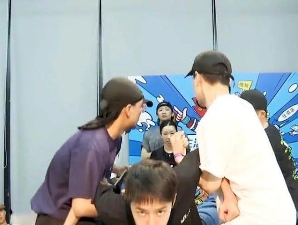  反差|王一博前后几秒钟两个镜头直接换了个人, 怎么反差这么大? 绝了!