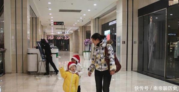  男子|女子大庭广众下被男子尾随, 被呵斥后口出狂言 你女儿卖不卖!