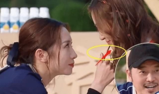  baby|baby被孟美岐“捏下巴”，谁注意她下意识动作？生怕被碰坏的样子